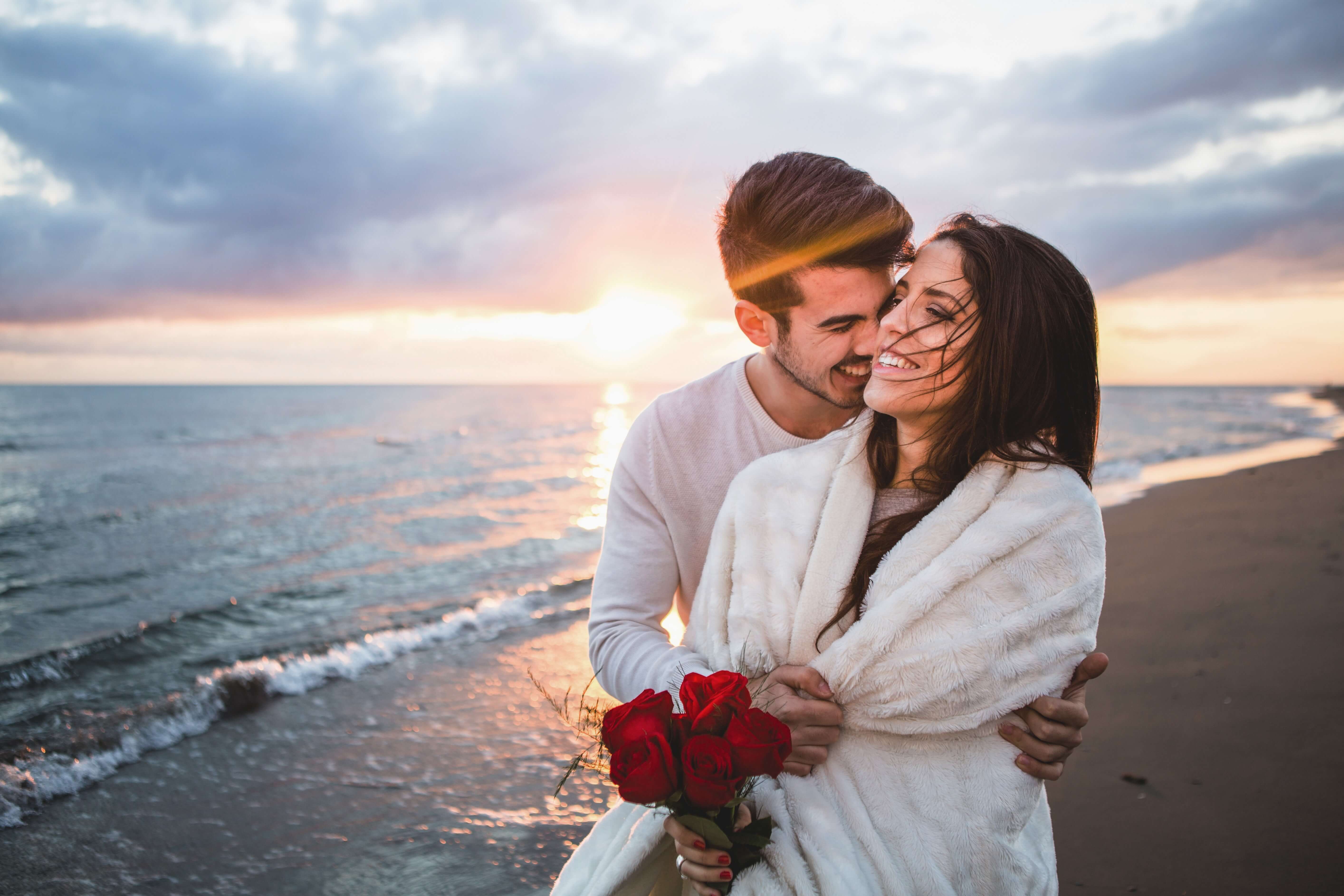 Featured image of post How To Surprise Your Girlfriend On Her Birthday : 15 cute ways to surprise your girlfriend wake her up to her favorite song (or learn how to play it) change your cell phone&#039;s wallpaper to a picture of her i really like your article on surprising gf on her birthday.