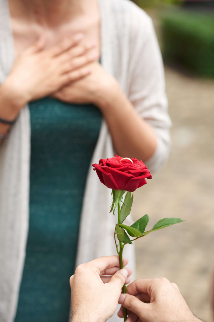 man propose with flowers