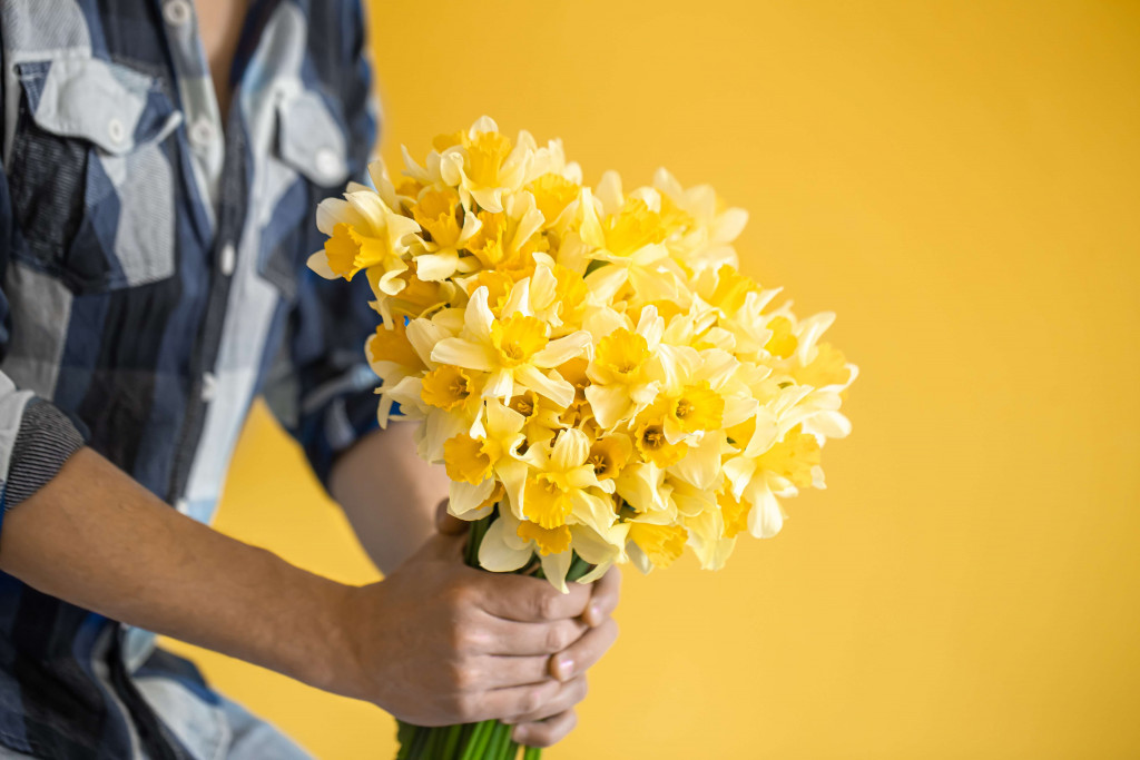 pay tribute with flowers to teacher