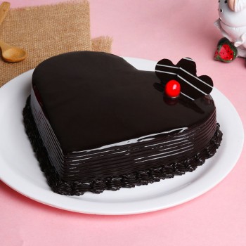 Полкилограммовый шоколадно-кремовый торт в форме сердца