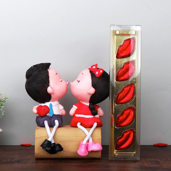 Kissing Couple Doll Set with 5 Pcs Lips Shape Homemade Chocolate