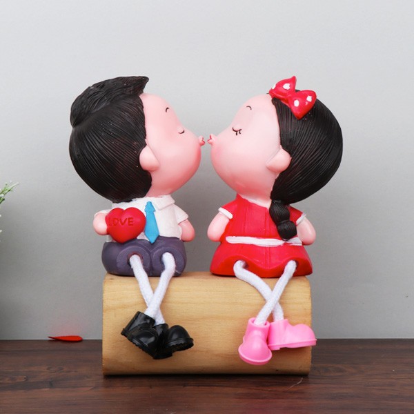 Kissing Couple Doll Set