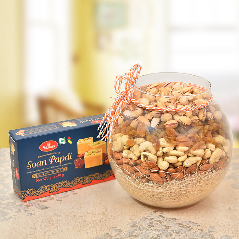 A Round Glass Vase containing Almonds (250 gms), Raisin (250 gms), Cashews Nuts (250 gms), Pista (250 gms) with Haldiram's Soan Papdi (250gms)