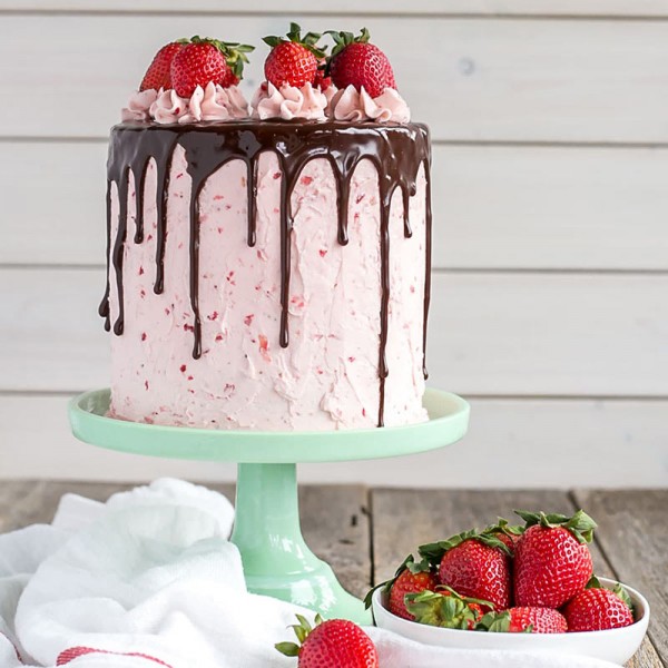 1 Kg Strawberry Cake Topped with Fresh Strawberries