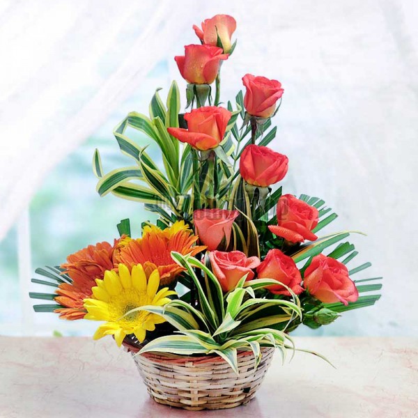  5 Assorted (3 Orange and 2 Yellow) Gerberas and 10 Orange Roses in Basket 