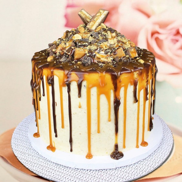 Half Kg Chocolate Cream Cake Topped with Snickers