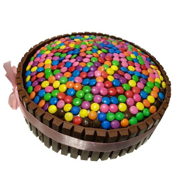 KitKat gems cake....... | Bolos decorados, Bolo