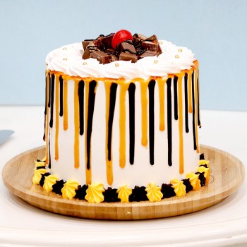 One Kg Designer Vanilla Cake Decorated with Kitkat Chocolates