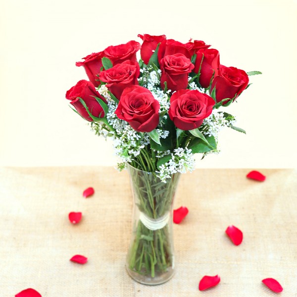 12 Red Roses in a Glass Vase
