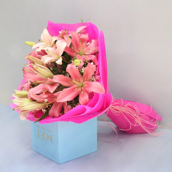 5 Dark Pink Oriental Lilies in Round Glass Vase 