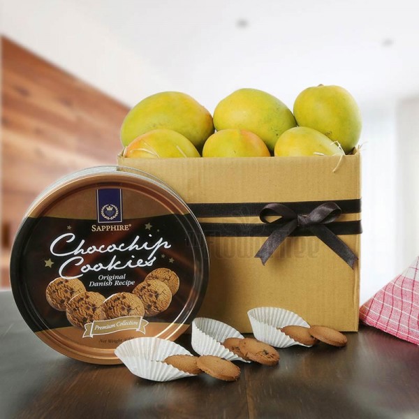 A Pack of 1.5 Kg Mangoes and Sapphire Chocochip Cookies 