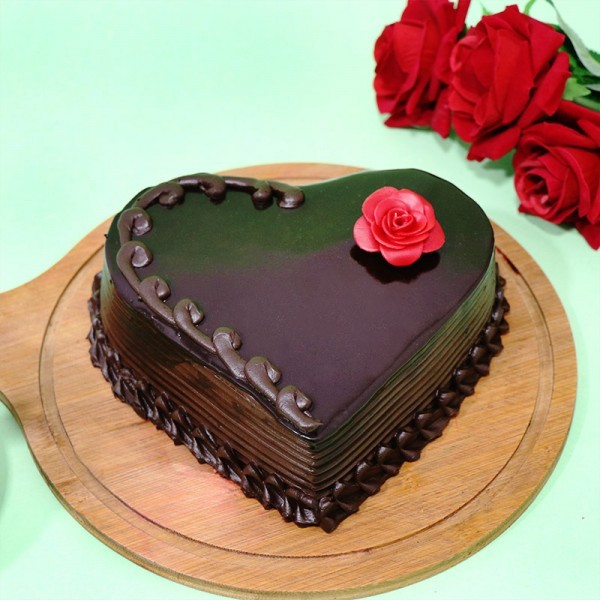 1/2 Kg Heart Shape Chocolate Eggless Cake