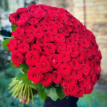 100 Red Roses in a Glass Vase