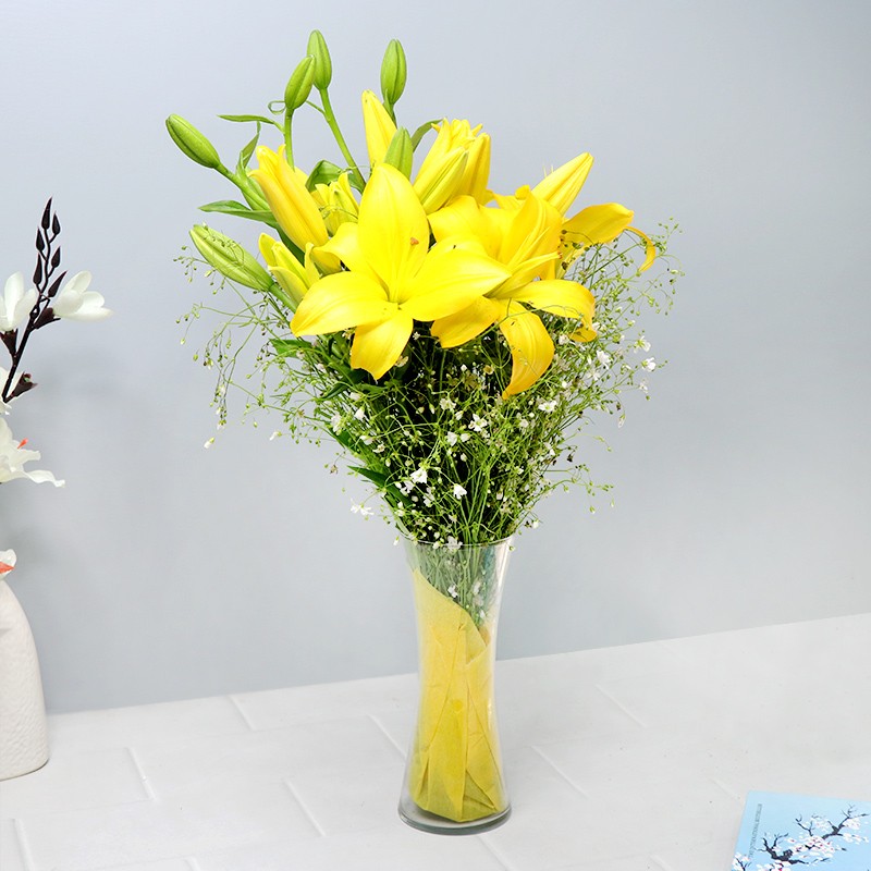6 Yellow Lilies in a Glass Vase